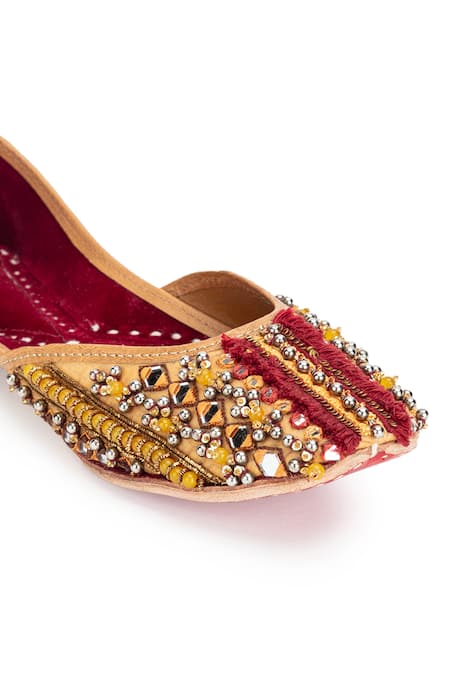 Buy 5elements Maroon Sequin Nityanta Ghungroo Embellished Juttis Buy_5elements_Maroon Sequin Nityanta Ghungroo Embellished Juttis