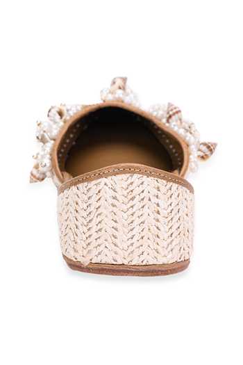 Buy_5elements_Off White Sea Shell Sreeja Embellished Juttis 