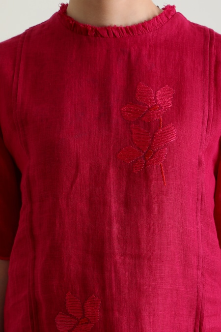 Arcvsh By Pallavi Singh_Fuchsia Gabardine, Silk Embroidery Round Neck Floral Thread Kurta And Pant Set _at_Aza_Fashions