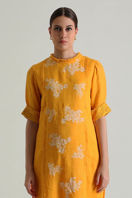 Buy_Arcvsh By Pallavi Singh_Yellow Silk Embroidery Round Neck Floral Print Kurta And Pant Set _Online_at_Aza_Fashions