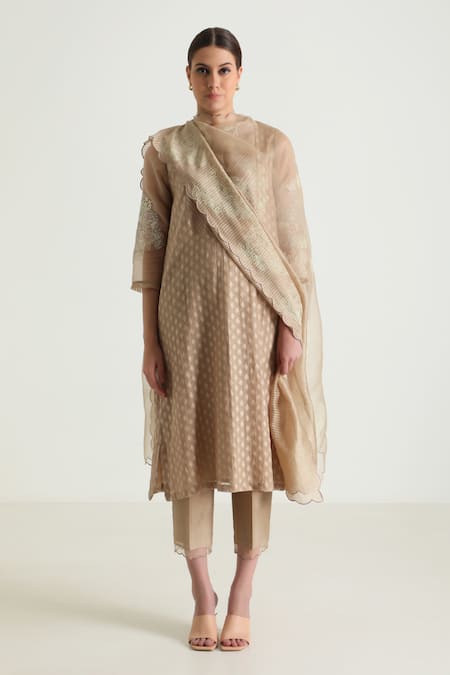 Arcvsh By Pallavi Singh_Beige Silk, Chanderi Embroidery Mandarin Collar Geometric Woven Kurta And Pant Set _at_Aza_Fashions