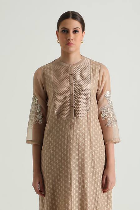 Buy_Arcvsh By Pallavi Singh_Beige Silk, Chanderi Embroidery Mandarin Collar Geometric Woven Kurta Pant Set _Online_at_Aza_Fashions