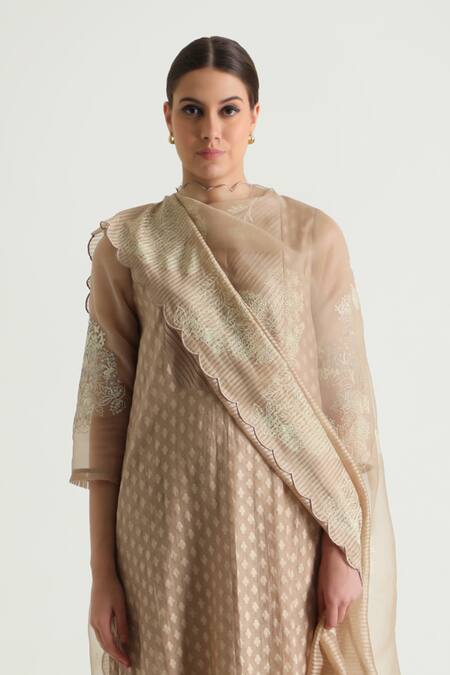 Buy_Arcvsh By Pallavi Singh_Beige Silk, Chanderi Embroidery Mandarin Collar Geometric Woven Kurta Pant Set 