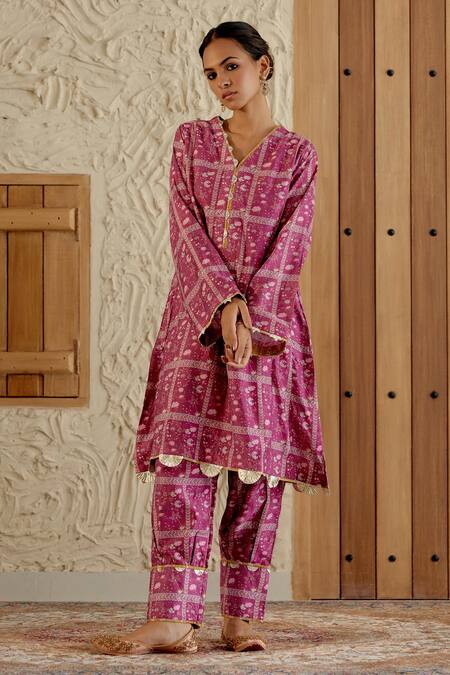 Sage Saga_Pink Chanderi Silk Lace V-neck Floral Tile Print Kurta With Salwar _Online_at_Aza_Fashions