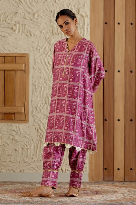 Buy_Sage Saga_Pink Chanderi Silk Lace V-neck Floral Tile Print Kurta With Salwar _Online_at_Aza_Fashions