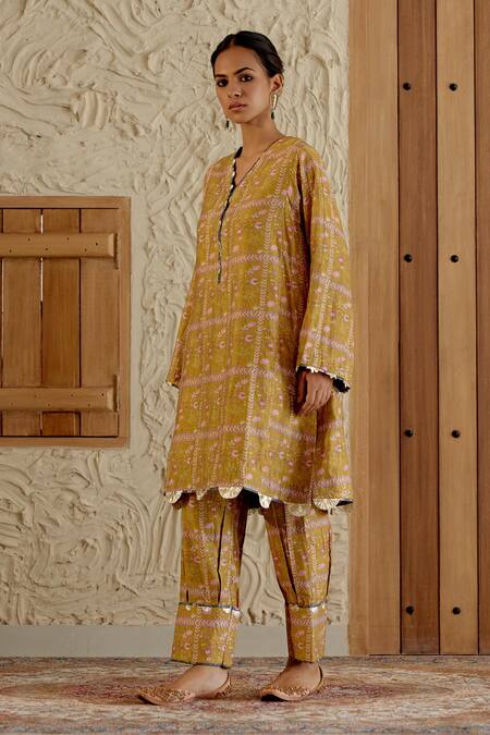 Buy_Sage Saga_Yellow Chanderi Silk V-neck Sarson Floral Tile Print Kurta With Salwar _Online_at_Aza_Fashions