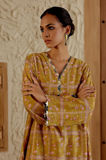 Buy_Sage Saga_Yellow Chanderi Silk V-neck Sarson Floral Tile Print Kurta With Salwar 