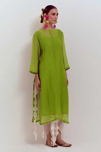 Shikha Malik Green Silk, Chanderi Embroidery Round Neck Side Pintuck Kurta Online at Aza Fashions Shikha Malik_Green Silk, Chanderi Embroidery Round Neck Side Pintuck Kurta _Online_at_Aza_Fashions