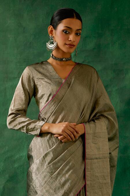 Vinusto Black Silk, Handloom Cotton Zari V-neck Handcrafted Saree With Blouse Online at Aza Fashions Vinusto_Black Silk, Handloom Cotton Zari V-neck Handcrafted Saree With Blouse _Online_at_Aza_Fashions