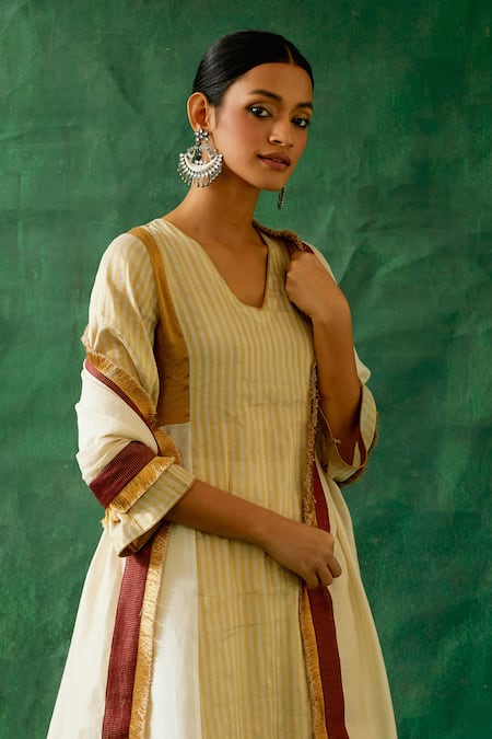 Vinusto Gold Chanderi Zari V-neck Woven Striped Kurta Palazzo Set Online at Aza Fashions Vinusto_Gold Chanderi Zari V-neck Woven Striped Kurta Palazzo Set _Online_at_Aza_Fashions