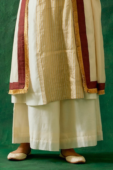 Shop Vinusto Gold Chanderi Zari V-neck Woven Striped Kurta Palazzo Set Online at Aza Fashions Shop_Vinusto_Gold Chanderi Zari V-neck Woven Striped Kurta Palazzo Set _Online_at_Aza_Fashions