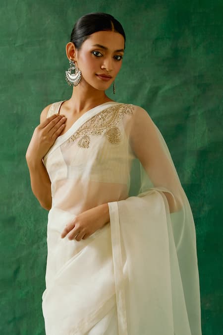 Vinusto_Off White Silk Zari V-neck Handwoven Zardosi Embroidered Saree With Blouse _Online_at_Aza_Fashions