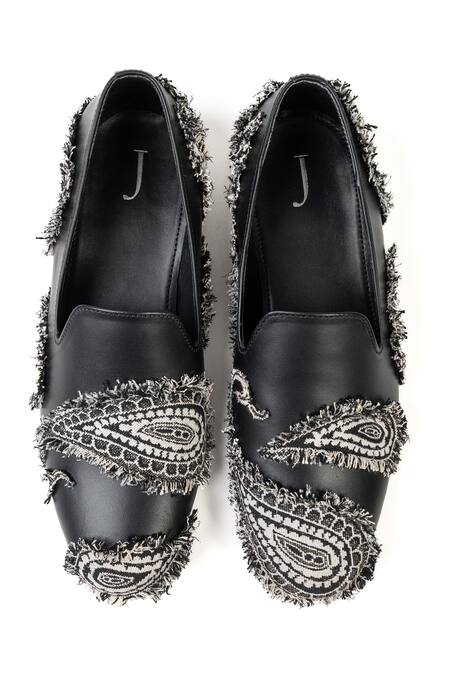 Shop Jeetinder Sandhu Black Paisley Motif Hand Stitched Loafers at Aza Fashions Shop_Jeetinder Sandhu_Black Paisley Motif Hand Stitched Loafers_at_Aza_Fashions