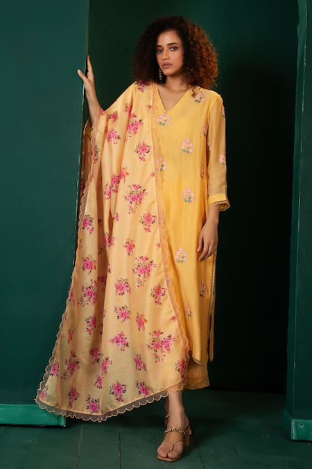 Oshi By Shikha Floral Thread Embroidered Kurta & Pant Set 