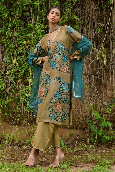 AAMRA BY LAVANYA Green Linen Silk Hand Painted Floral V-neck Kalamkari Kurta With Pant 