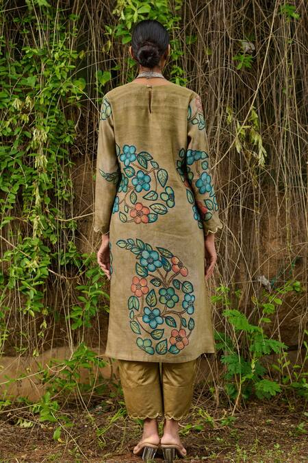 Shop_Aamra By Lavanya_Green Cotton, Silk Embroidery, Sequins V-neck Floral Kalamkari Kurta With Pant_at_Aza_Fashions