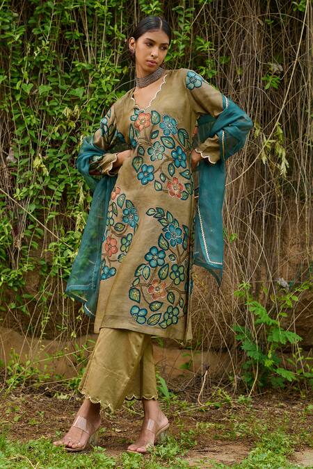 Buy_Aamra By Lavanya_Green Cotton, Silk Embroidery, Sequins V-neck Floral Kalamkari Kurta With Pant_Online_at_Aza_Fashions