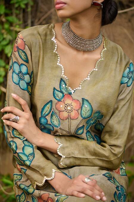 Aamra By Lavanya_Green Cotton, Silk Embroidery, Sequins V-neck Floral Kalamkari Kurta With Pant_at_Aza_Fashions