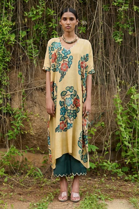 Aamra By Lavanya Ivory Cotton, Silk Sequins Kalamkari Floral Paisley Oversize Kurta With Pant Online at Aza Fashions Aamra By Lavanya_Ivory Cotton, Silk Sequins Kalamkari Floral Paisley Oversize Kurta With Pant_Online_at_Aza_Fashions