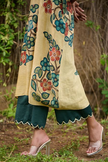 Buy Aamra By Lavanya Ivory Cotton, Silk Sequins Kalamkari Floral Paisley Oversize Kurta With Pant Buy_Aamra By Lavanya_Ivory Cotton, Silk Sequins Kalamkari Floral Paisley Oversize Kurta With Pant