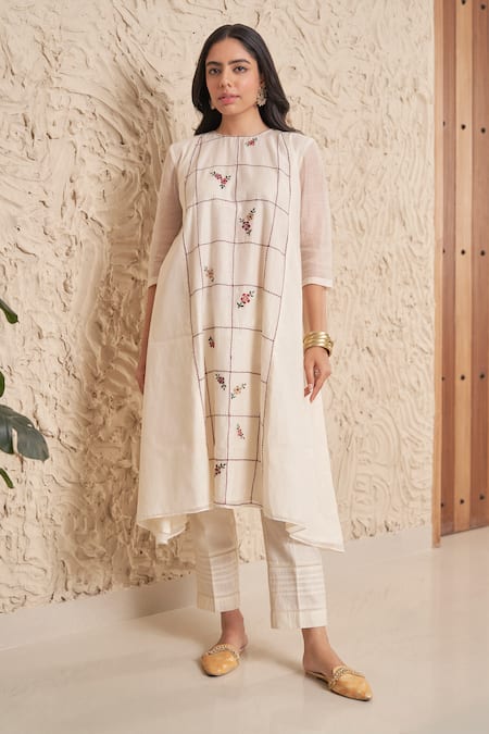 Samatvam by Anjali Bhaskar Ivory Chanderi Embroidery Floral Round Ishani Asymmetric Kurta With Pant 