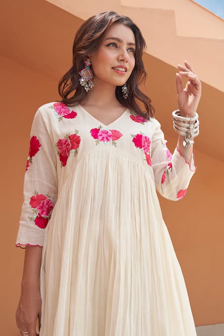 Samatvam By Anjali Bhaskar_Cream Cotton, Muslin Embroidery, Tassels Laila Floral Gathered Kurta And Pant Set _Online_at_Aza_Fashions