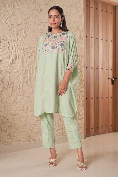 Samatvam by Anjali Bhaskar Green Embroidery Floral Round Maya Kurta With Pleated Pant 