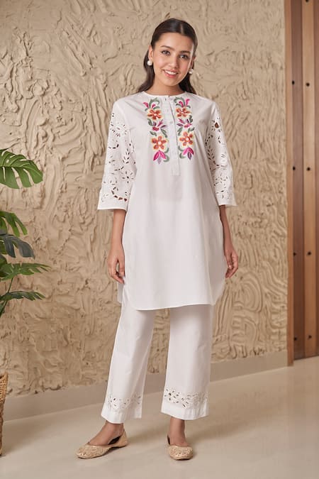 Samatvam by Anjali Bhaskar Ivory Cotton Poplin Embroidery Floral Round Navya Thread Kurta With Pant 