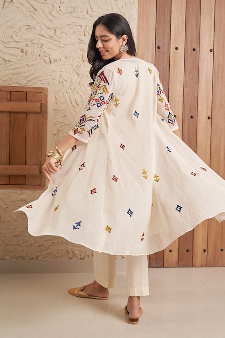 Samatvam By Anjali Bhaskar_Ivory Cotton Embroidery V-neck Nazam Patola Patterned Jacket And Pant Set _at_Aza_Fashions