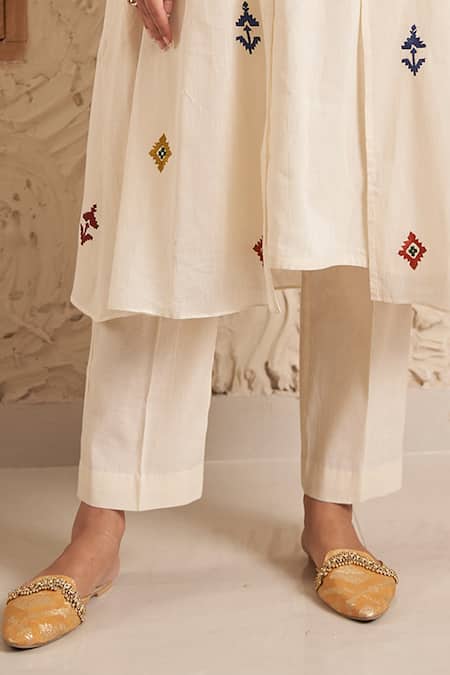 Buy_Samatvam By Anjali Bhaskar_Ivory Cotton Embroidery V-neck Nazam Patola Patterned Jacket And Pant Set 