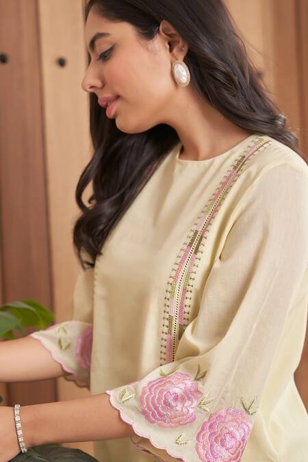 Samatvam By Anjali Bhaskar_Yellow Cotton Embroidery, Lace Round Neck Rana Floral Straight Kurta And Pant Set _Online_at_Aza_Fashions