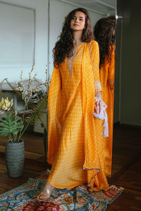 Aaryaa By Kashveen Kohli Bandhani Print Kurta With Cape 