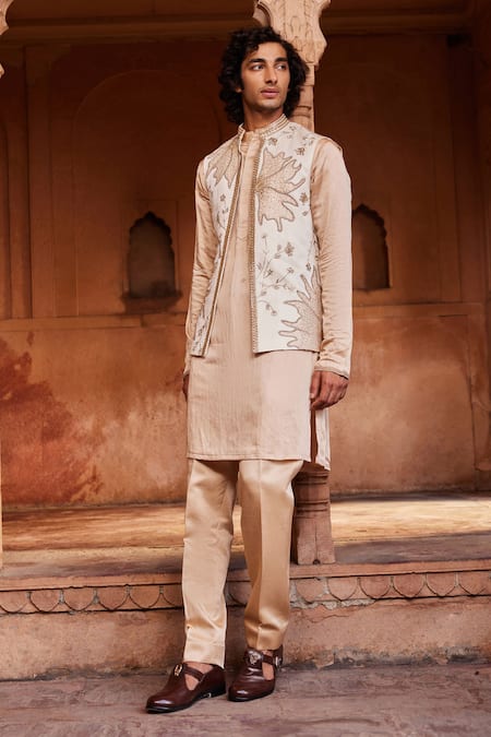 Contrast By Parth Inaya Floral Applique Work Bundi & Kurta Set 