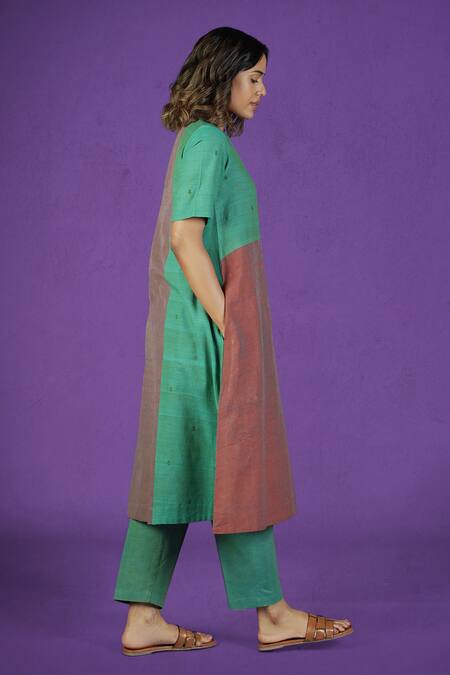 Mantra_Multi Color Handloom Cotton V-neck Medley Checkered Pattern Kurta _Online_at_Aza_Fashions
