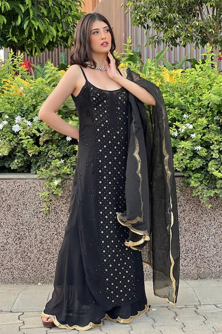 LABEL AISHWARYRIKA Chikankari Embroidered Kurta Set 