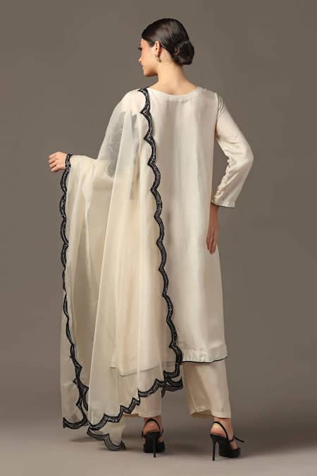 Two Sisters By Gyans Starburst Sequin Embroidered Kurta Set 