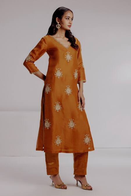 Buy_Taisha_Orange Silk Organza Zari, Embroidery V-neck Maram Zardosi Kurta With Pant _Online_at_Aza_Fashions