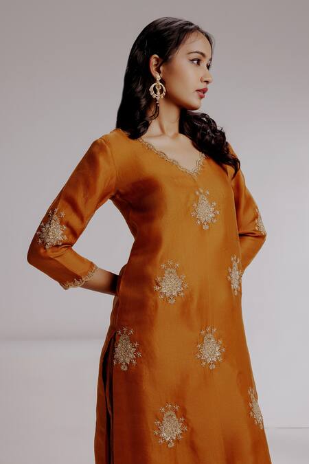 Shop_Taisha_Orange Silk Organza Zari, Embroidery V-neck Maram Zardosi Kurta With Pant _Online_at_Aza_Fashions