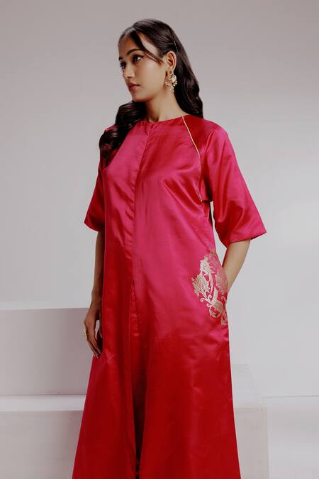 Taisha_Maroon Silk Zari, Embroidery Pakhi Hand Woven Back Button Down Kurta With Pant _Online_at_Aza_Fashions