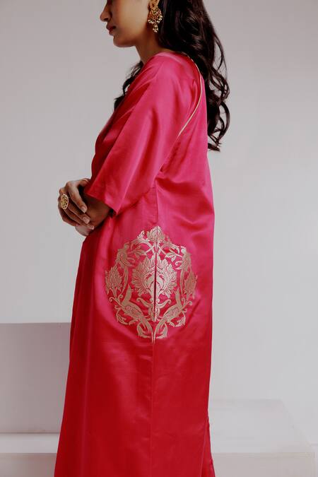 Buy_Taisha_Maroon Silk Zari, Embroidery Pakhi Hand Woven Back Button Down Kurta With Pant _Online_at_Aza_Fashions