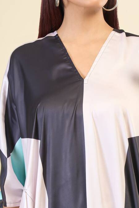 Buy Naintara Bajaj Black Silk, Crepe V-neck Abstract Print Kaftan Buy_Naintara Bajaj_Black Silk, Crepe V-neck Abstract Print Kaftan