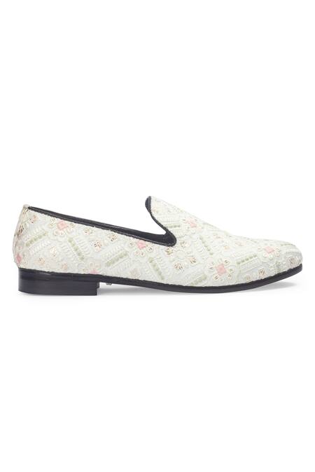Domani Cream Jaipuri Floral Embroidered Slip-on Online at Aza Fashions Domani_Cream Jaipuri Floral Embroidered Slip-on _Online_at_Aza_Fashions
