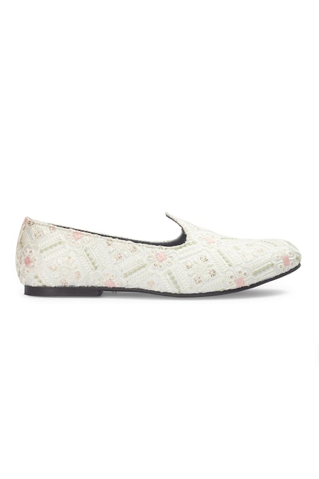 Domani Cream Embroidered Jaipuri Floral Juttis Online at Aza Fashions Domani_Cream Embroidered Jaipuri Floral Juttis _Online_at_Aza_Fashions