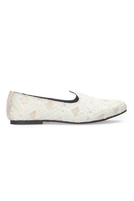 Domani Cream Ajmeri Geometric Embroidered Juttis Online at Aza Fashions Domani_Cream Ajmeri Geometric Embroidered Juttis _Online_at_Aza_Fashions