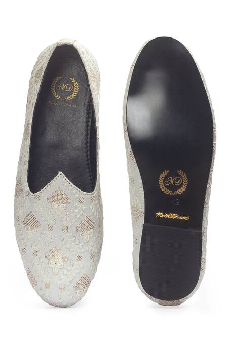 Buy Domani Cream Ajmeri Geometric Embroidered Juttis Online at Aza Fashions Buy_Domani_Cream Ajmeri Geometric Embroidered Juttis _Online_at_Aza_Fashions