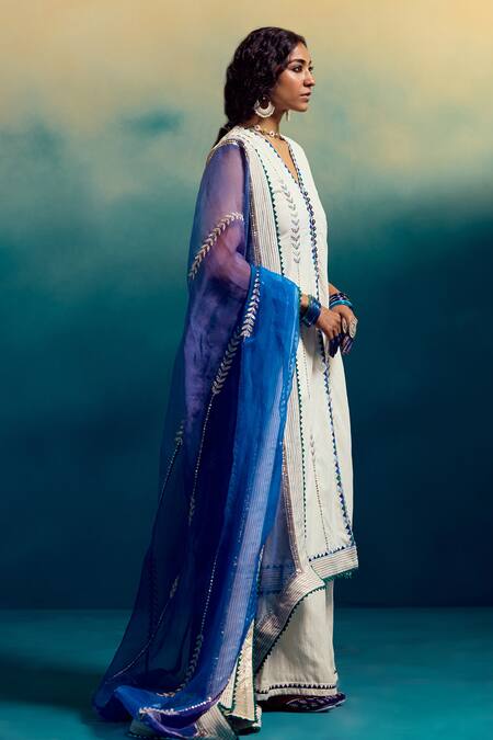 Karishma Khanduja Bareilly Cream Organza Embroidery, Mirrors V-neck Kurta With Dupatta at Aza Fashions Karishma Khanduja Bareilly_Cream Organza Embroidery, Mirrors V-neck Kurta With Dupatta _at_Aza_Fashions