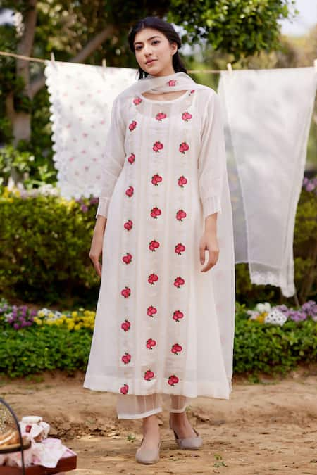 NAAZ BY NOOR White Kurta Fine Cotton Chanderi Embroidery Thread Round Daisy Fields Set 