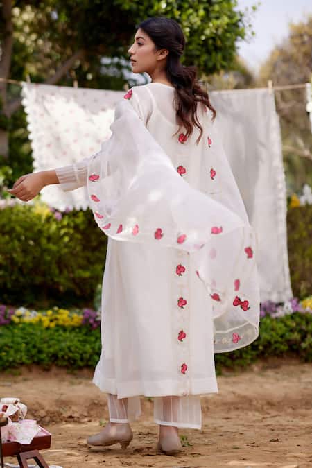 Shop Naaz By Noor White Chanderi, Cotton, Organza Embroidery Round Neck Daisy Fields Kurta Set at Aza Fashions Shop_Naaz By Noor_White Chanderi, Cotton, Organza Embroidery Round Neck Daisy Fields Kurta Set _at_Aza_Fashions