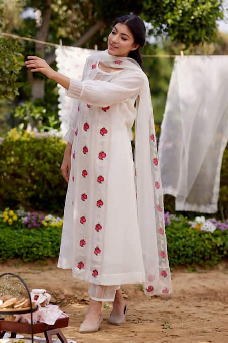 Naaz By Noor White Chanderi, Cotton, Organza Embroidery Round Neck Daisy Fields Kurta Set Online at Aza Fashions Naaz By Noor_White Chanderi, Cotton, Organza Embroidery Round Neck Daisy Fields Kurta Set _Online_at_Aza_Fashions