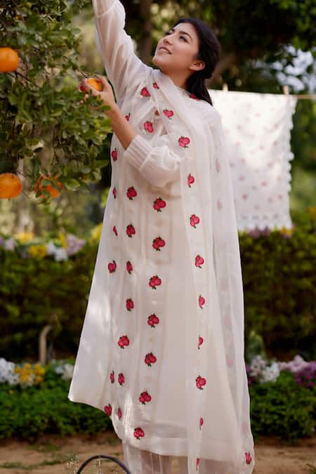 Buy Naaz By Noor White Chanderi, Cotton, Organza Embroidery Round Neck Daisy Fields Kurta Set Online at Aza Fashions Buy_Naaz By Noor_White Chanderi, Cotton, Organza Embroidery Round Neck Daisy Fields Kurta Set _Online_at_Aza_Fashions